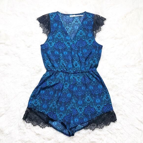 Kimchi Blue Short Sleeve Romper Black Lace Elastic Waist Size Small - Picture 1 of 7
